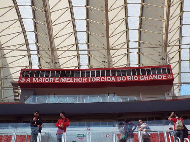 邹市明娇妻迷之衣品，上身超厚皮草下身短裙还光腿，直言不冷还出汗.